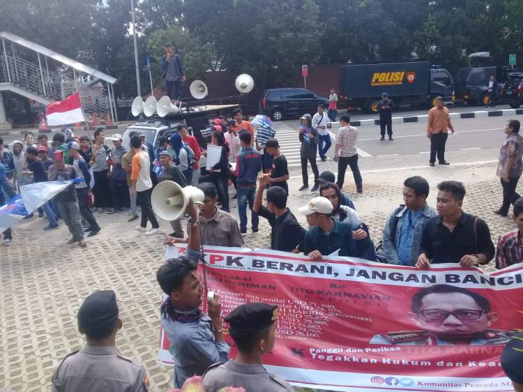 Aksi Demontrasi Komunitas Pemuda Madani Delan Gedung KPK Komunitas Pemuda Madani